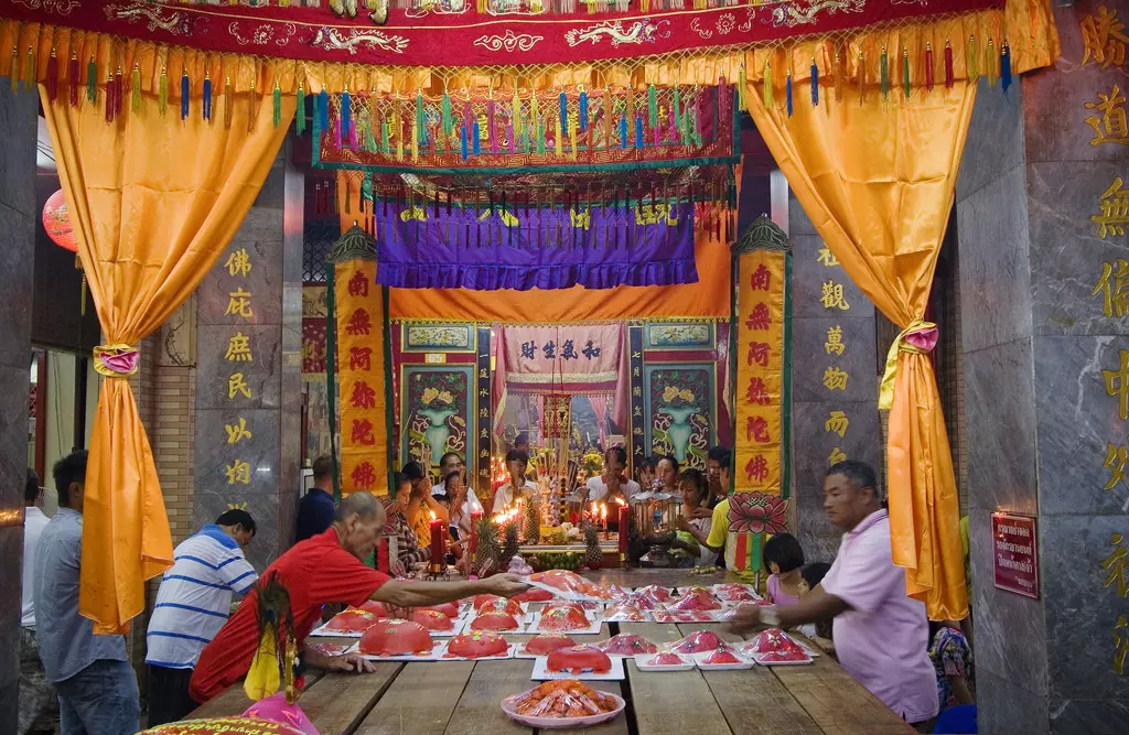 Le Festival de Por Tor, également connu sous le nom de Fête des Fantômes Affamés, est une célébration traditionnelle qui embrase toute l’île de Phuket. Coïncidant avec le 15ème jour de la septième lune croissante du calendrier lunaire chinois, il se déroule cette année du 19 août au 6 septembre 2025 . Durant cette période, la communauté sino-thaïlandaise honore la mémoire de ...